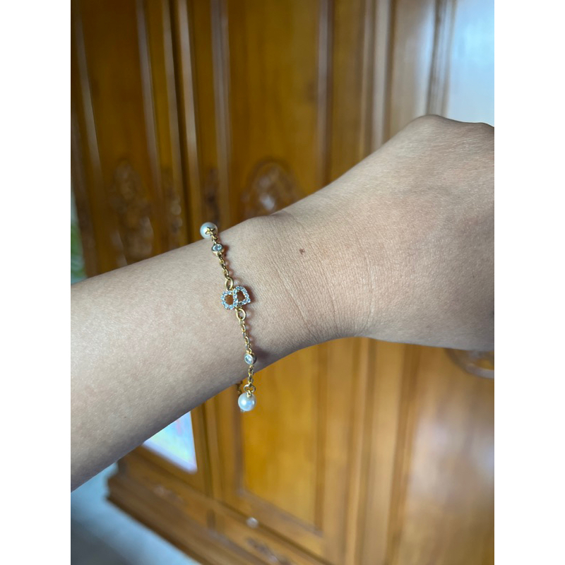 [PRELOVED] SIGNATURE BRACELET WITH PEARL - GOLD (BUTTONSCARVES]