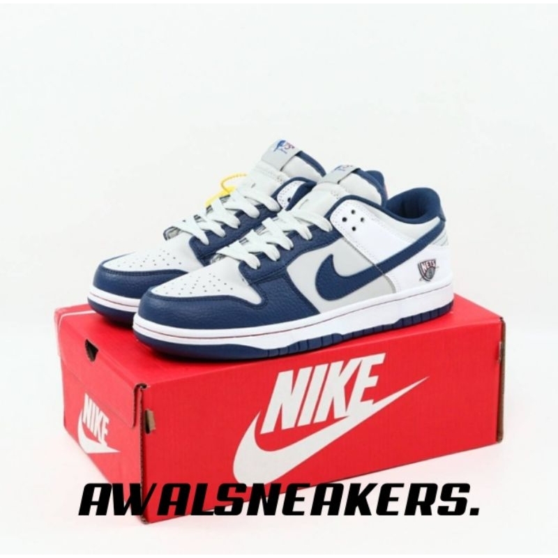 NIKE SB DUNK LOW EMB NBA 75TH ANNIVERSARY BROOKLYN NETS GREY FOG WHITE BLUE VOI