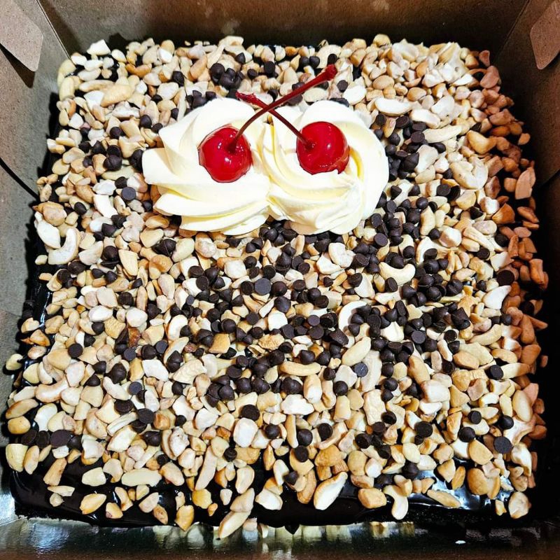 

cake coklat toping siraman glaze coklat dengan kacang, chocochip dan cerry ukuran 20*20