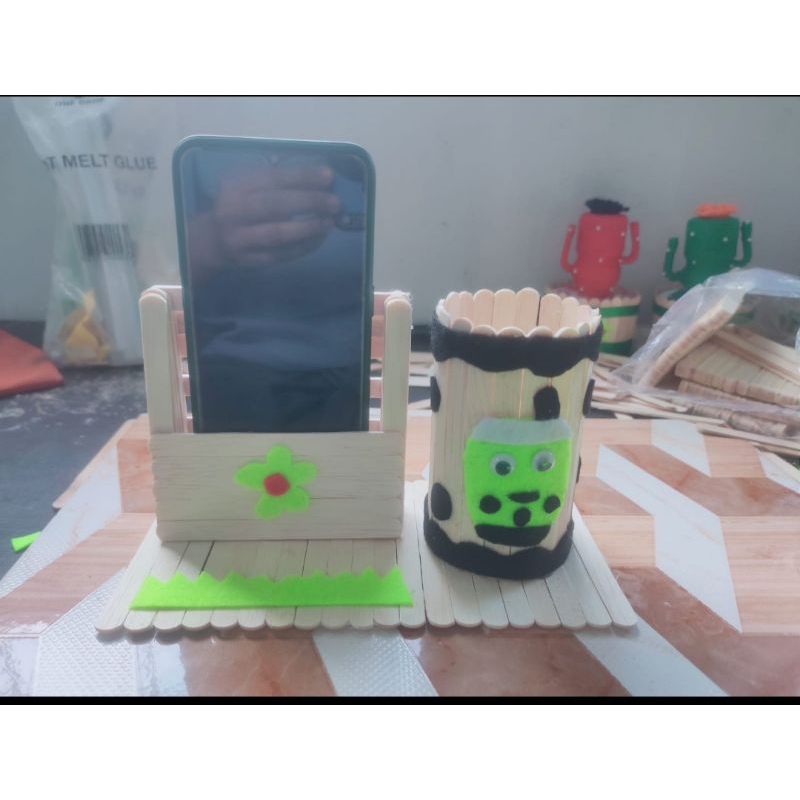 

tempat pensil dan hp dari stik es krim