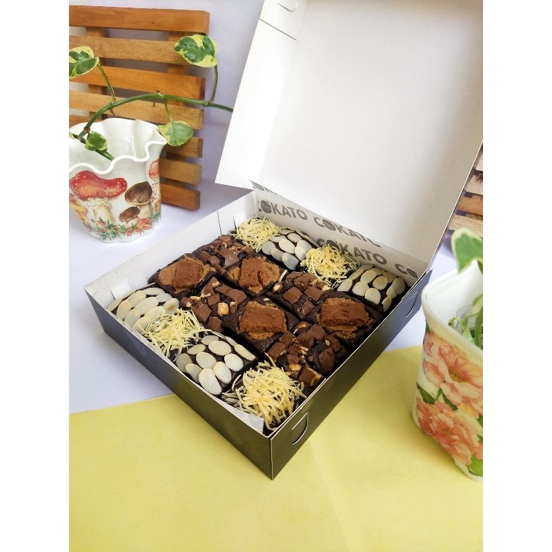 

Brownies panggang mixmax sz18x18cm-bisa pilih toping-chat mau toping apa aja