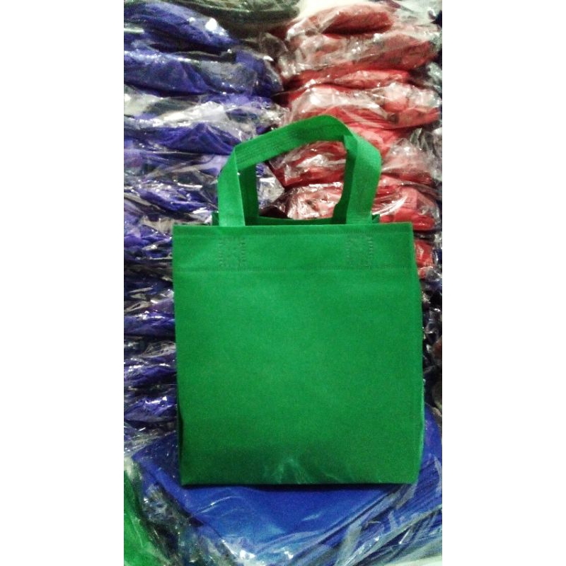 

Tas hajatan / tas kado warna hijau tua isi 12 pcs ukuran 22 x 22 tinggi 25cm