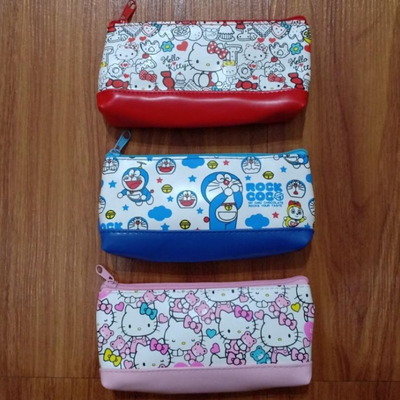 

Pencil Case Kulit Kotak Pensil Tempat Alat Tulis Karakter Kitty vs Doraemon