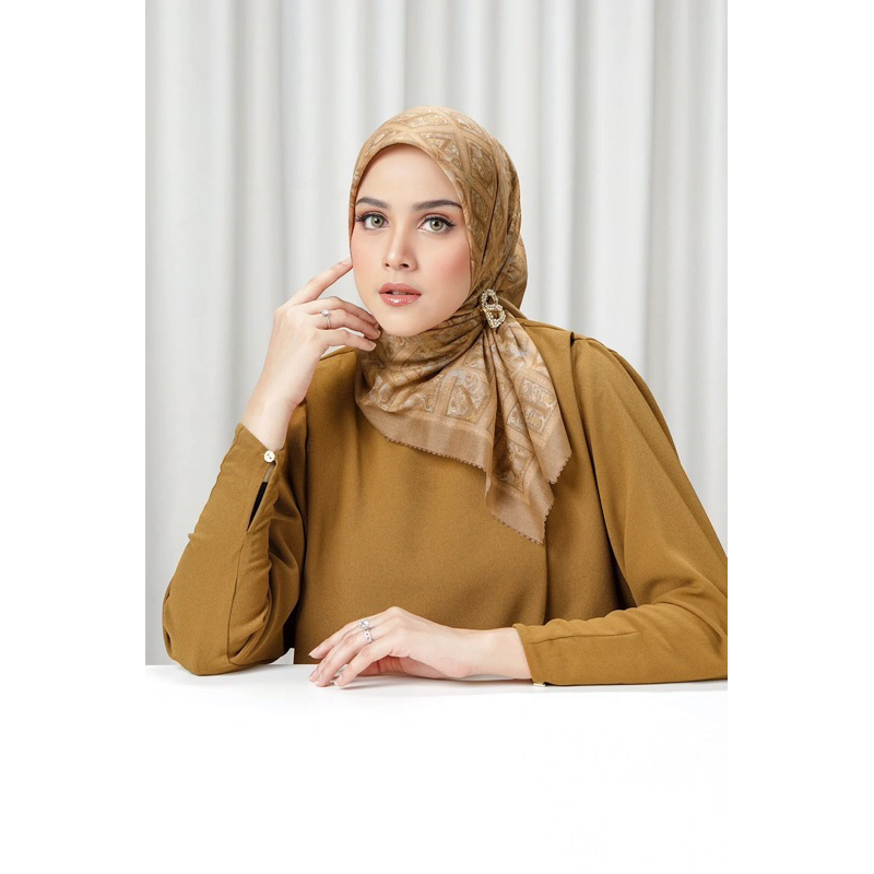Buttonscarves - Autograph 2 Square (Voyager)