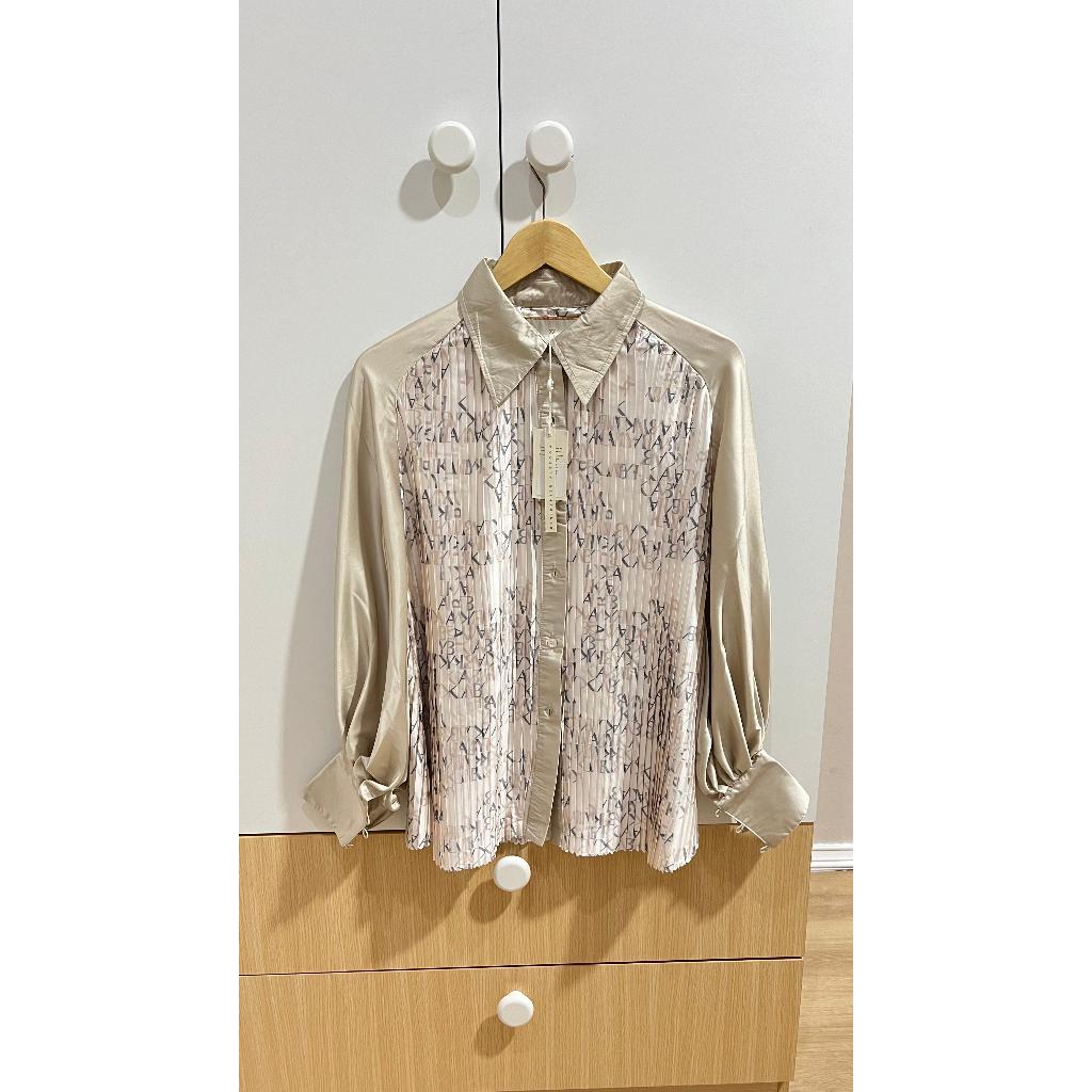 Lexica Shirt Almond - Wearing Klamby