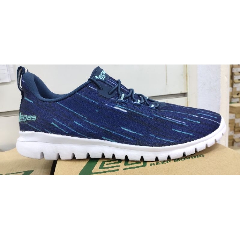 sepatu seaker wanita. legas