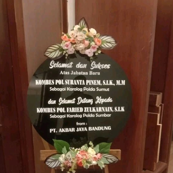 karangan bunga akrilik hitam