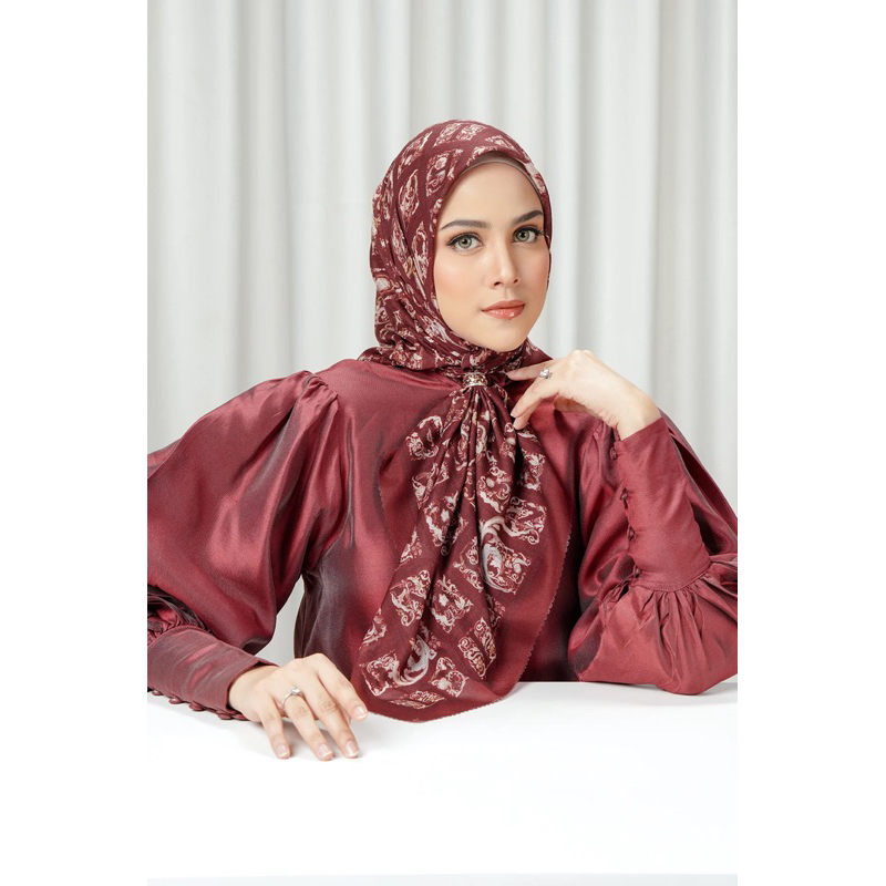 Buttonscarves - Autograph 2 Square (Stunner)