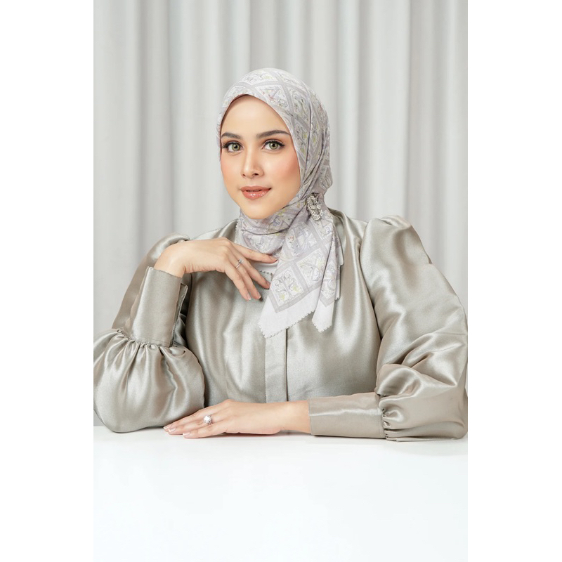 Buttonscarves - Autograph 2 Square (Dreamer)