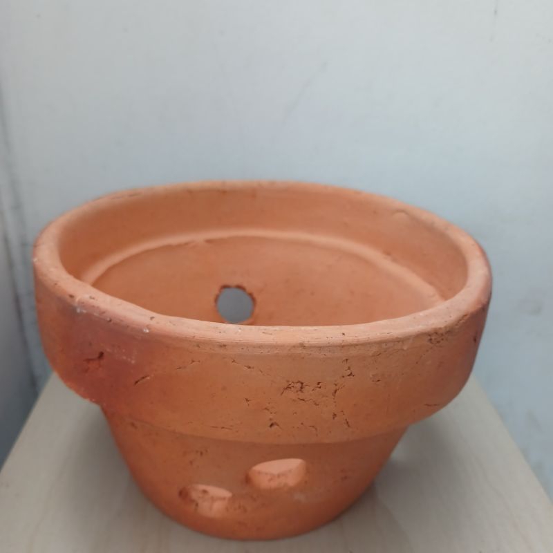 Pot Anggrek gerabah