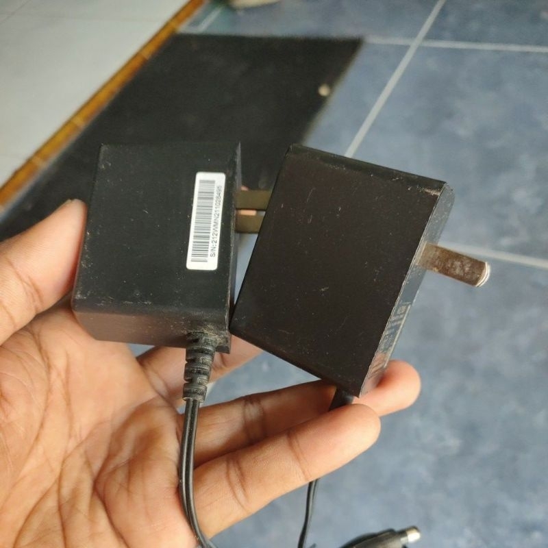 adaptor 12v 1a bekas original