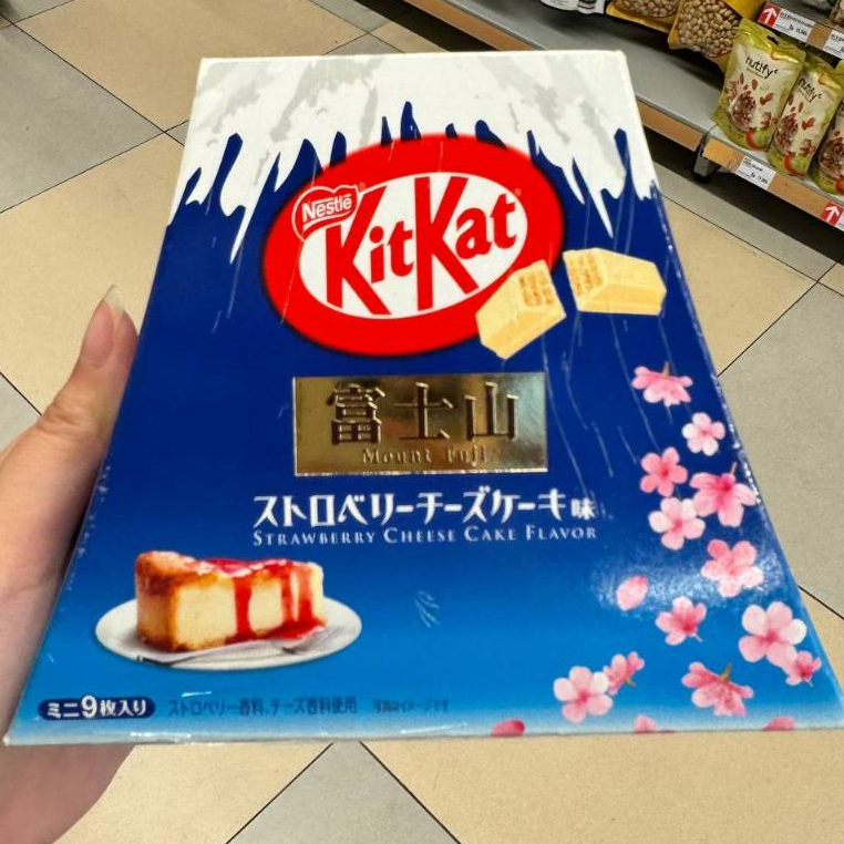 

Nestle Kitkat Mount Fuji Edition Strawberry Cheesecake Flavour isi 9