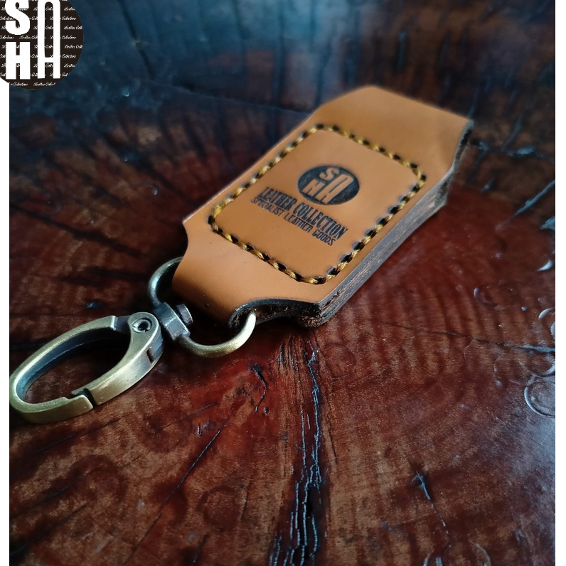 

PIN ID CARD HOLDER NAME TAG KULIT MODEL FLIP MAGNET WARNA COKLAT MUDA
