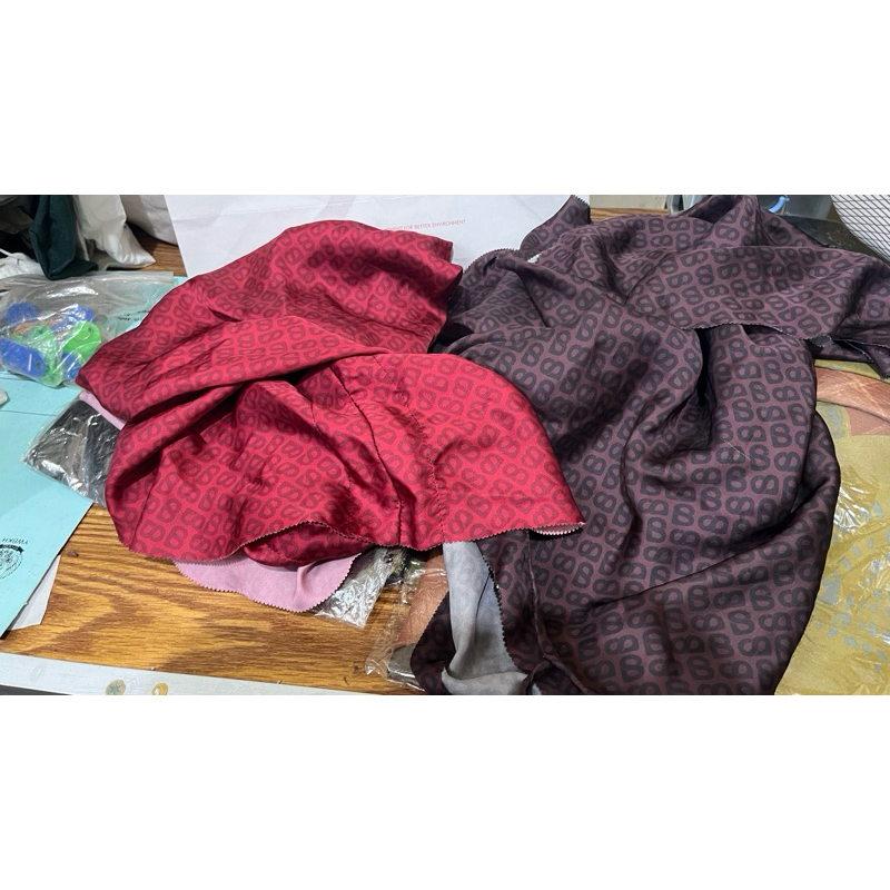 Buttonscarves Tapis Slip On Red & Clay Preloved Original