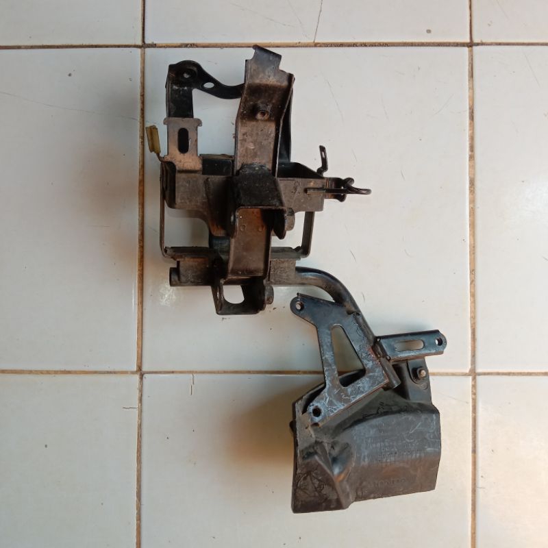 breket dudukan acu, aki vario 125 old kzr original
