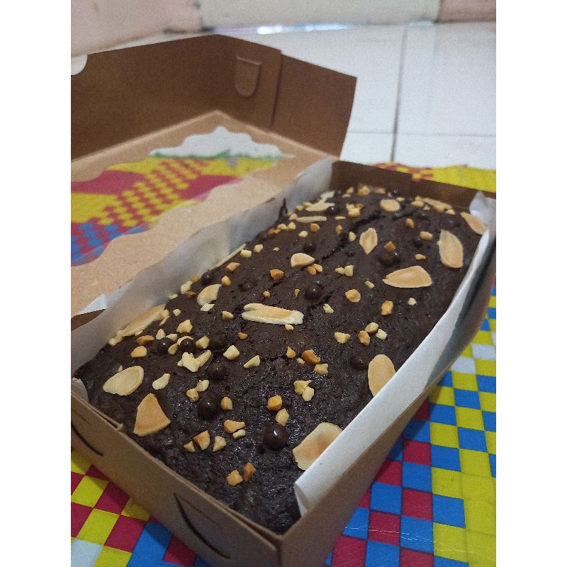 

Brownies Panggang 3 Topping ( Kcg Almond-Kcg Cincang-Chocolate Crispy ) uk 20x10x4