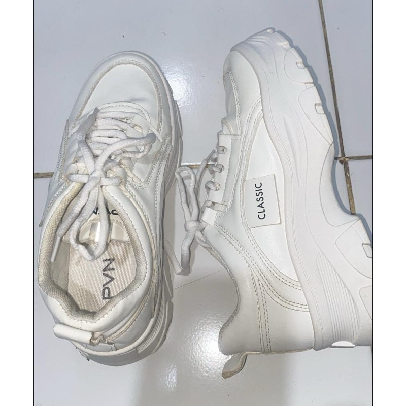 PRELOVED Sepatu PVN Yeri Classic