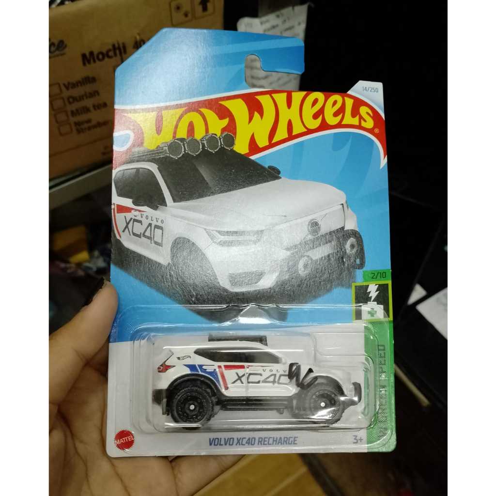 mainan anak hotwheels volvo xc40 recharge