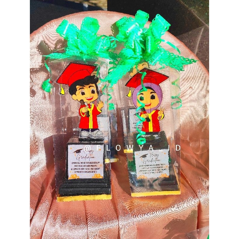 PIALA TROPHY WISUDA AKRILIK BEBAS REQUEST UCAPAN GRATIS PACKING KARDUS KADO WISUDA COWOK CEWEK HADIA