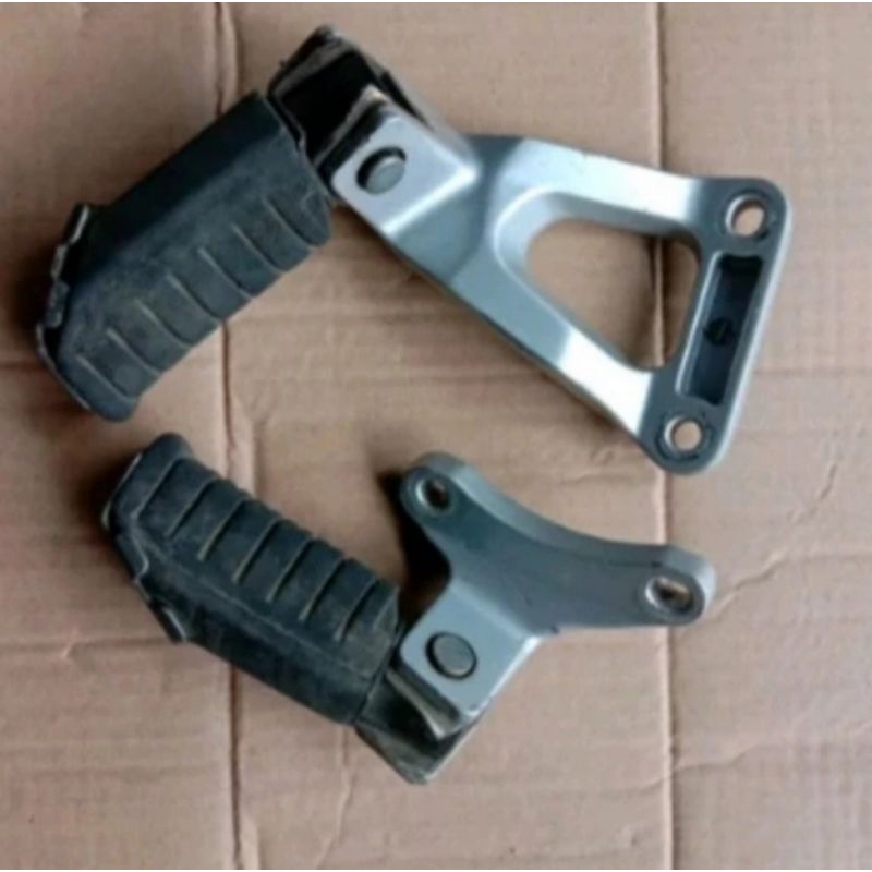 foot step mio old original bawaan motor sepasang kiri dan kanan