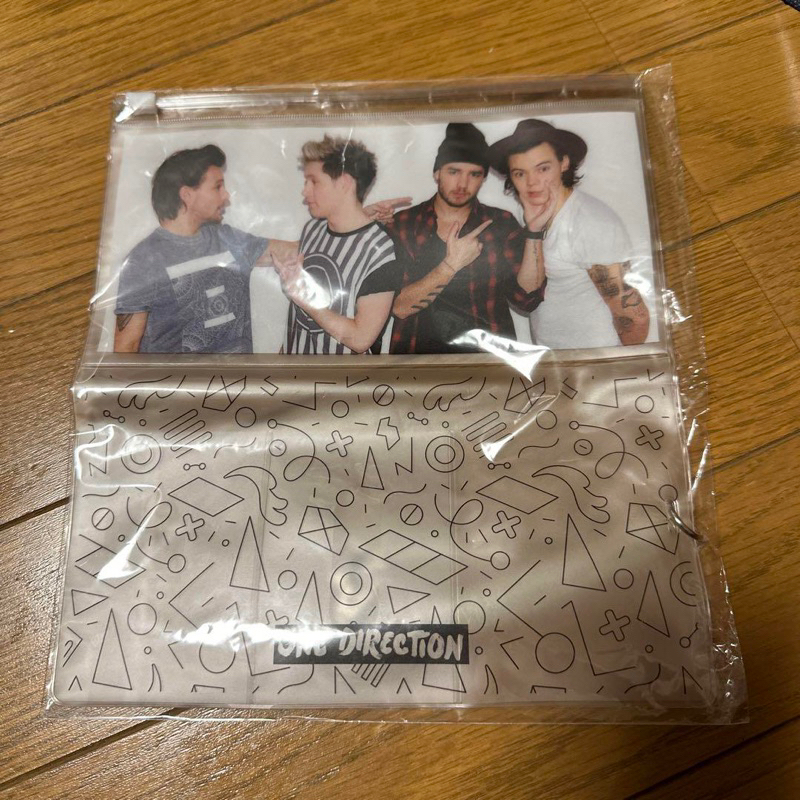

One Direction Official Merchandise ‘Card / Case Aksesoris Continuation Privilege Ticket Holder’ 100% Original from 1D World - Harry Styles Zayn Malik Liam Payne Louis Tomlinson Niall Horan Album CD Room Under the Stairs Photocard Poster Buku