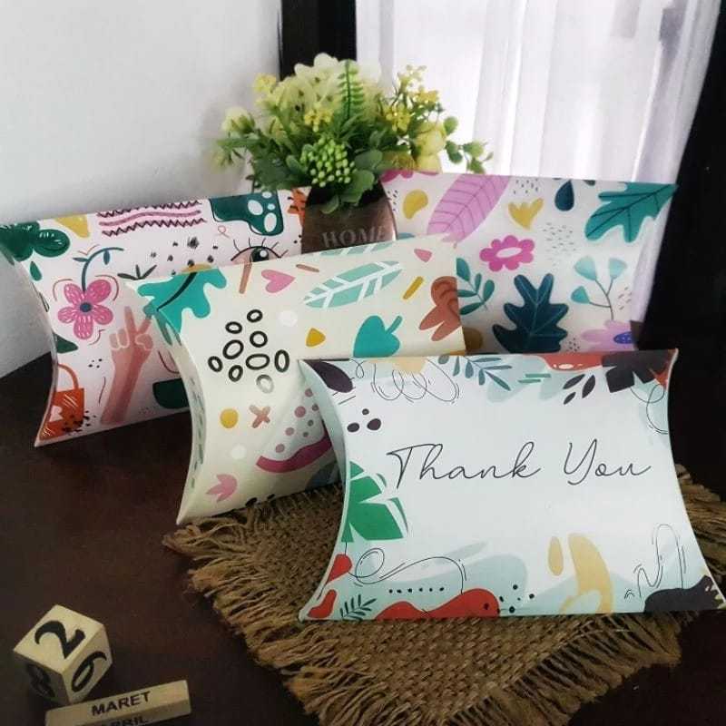 

PILLOW BOXMOTIF/BOX HAMPERS/PILLOW BOX BESAR 14,4 X13,5 X4 CM/BAHAN IVORY 250 GSM/BOX PACKAGING