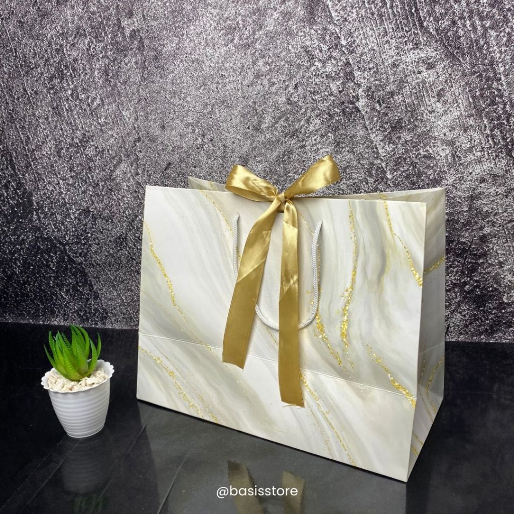 

Paper Bag Motif MR Putih Pita 32,5x25x14 Tas Kado Premium Souvenir Wedding Ultah Keren Simple Cantik