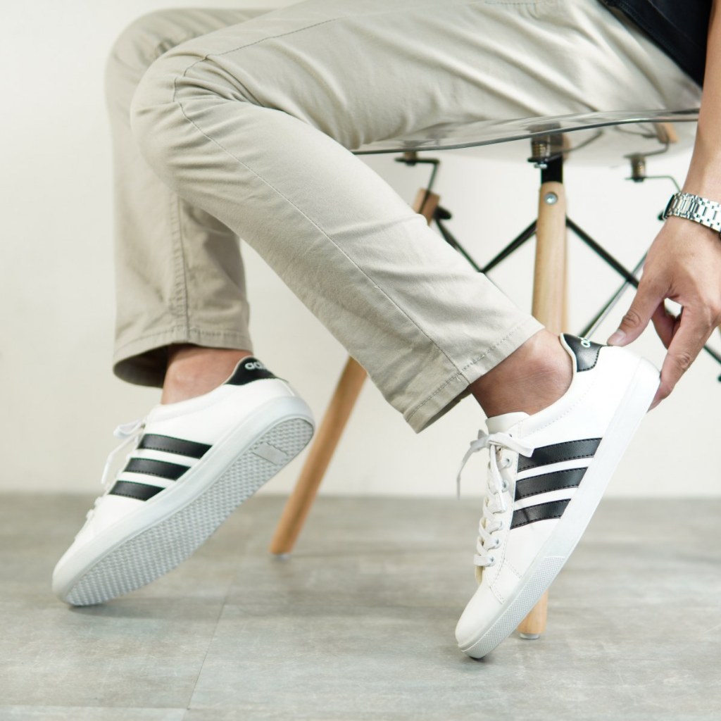 Sepatu Sneakers Pria Terbaru Adidas White lis Black  Sepatu Casual Kets sekolah Kuliah Warna putih