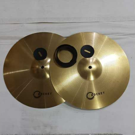 Simbal / Cymbal drumband 14 inci (1 pasang + pegangannya). Merk Dluxe/Rocket.
