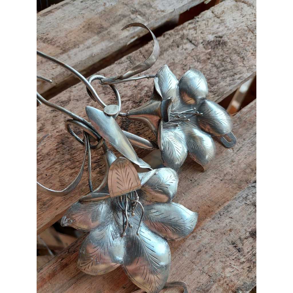 sepasang gantungan kelambu bahan kuningan motif bunga