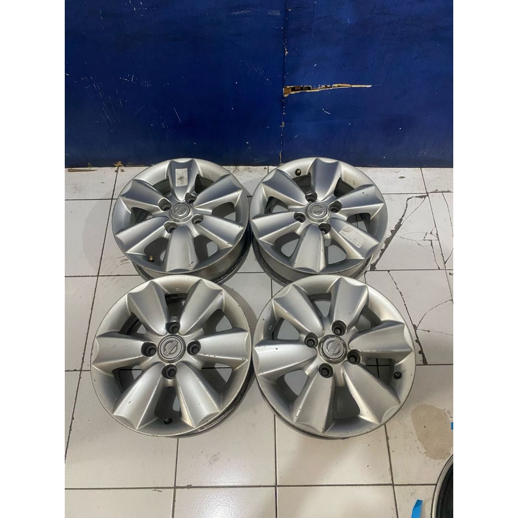 velg mobil bekas LIVINA ring 15 pcd 4x114,3 lebar 5,5 et 45