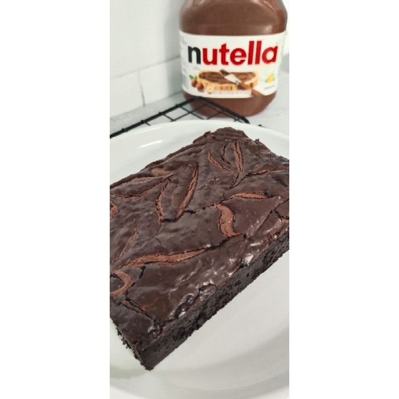 

Fudgy Brownies dengan topping Nutella