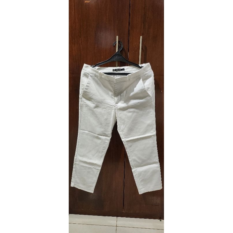Celana panjang putih wanita