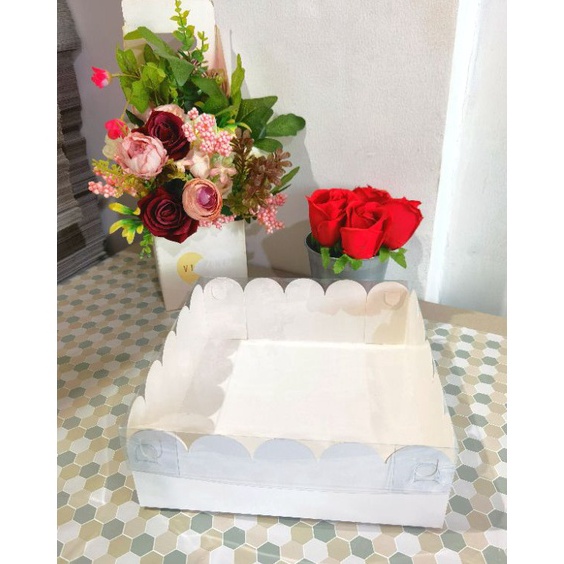 

Sale Khusus BOX MIKA PUTIH DUS BOLU KOTAK BROWNIES KARDUS 22x22x8 ISI 1 PCS