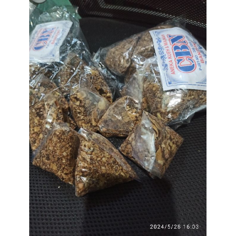 

jajanan jadul remahan biskuit coklat