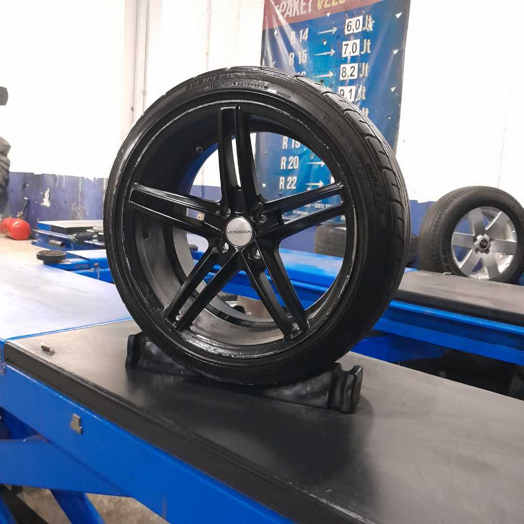 Velg Seken Mobil Freed Mobilio Vios Racing Vossen R17 Lebar 8 Et40 Pcd 4x100 + Ban 205/45 215/45 R17