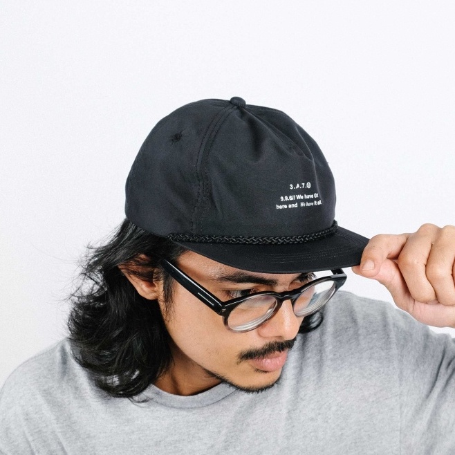 UNKL347 Topi Five Panel Warna Hitam Detail Simpel BTTG