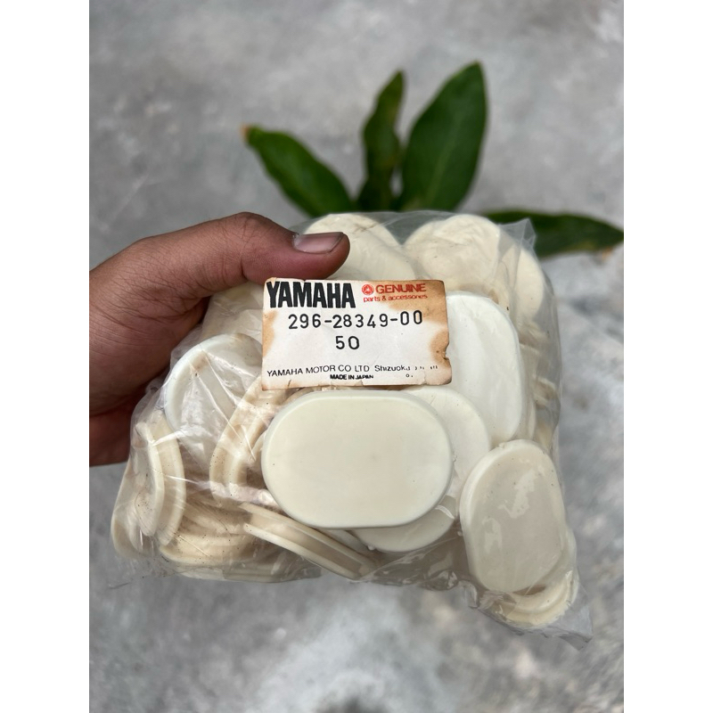 KARET TUTUP LUBANG SAYAP LEGSHIELD YAMAHA V75 V80 DELUXE ORI