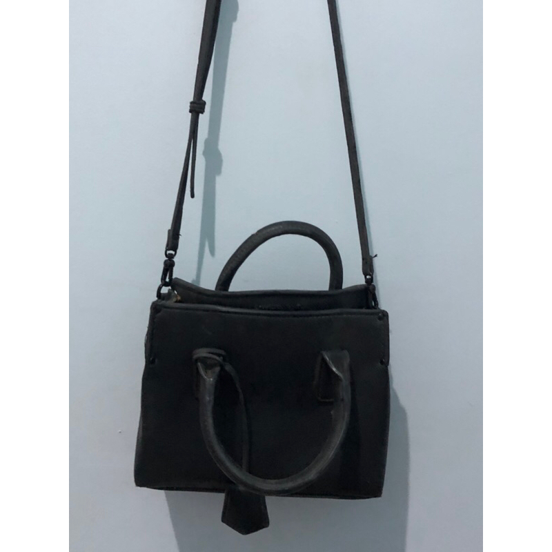 PRELOVED TAS CHARLES AND KEITH