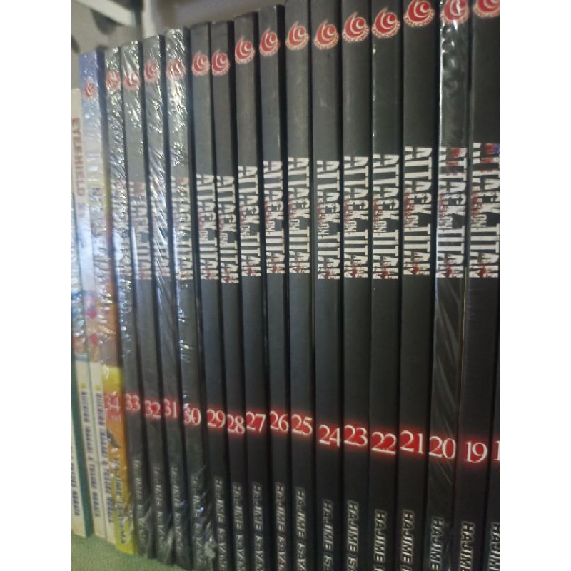Paket Komik Attack on Titan 13 buku  ORIGINAL, komik Full set, kondisi bagus bahkan sebagian segel a