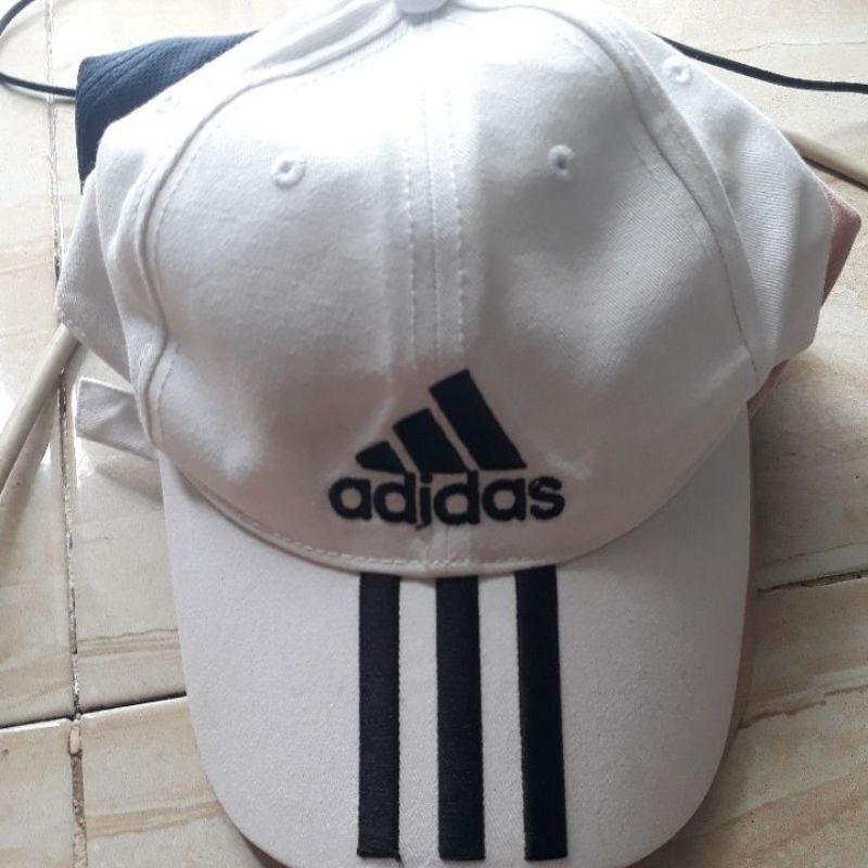 topi logo B dan fila adidas