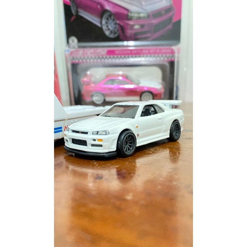 Hotwheels premium Nissan Skyline R34 White diorama