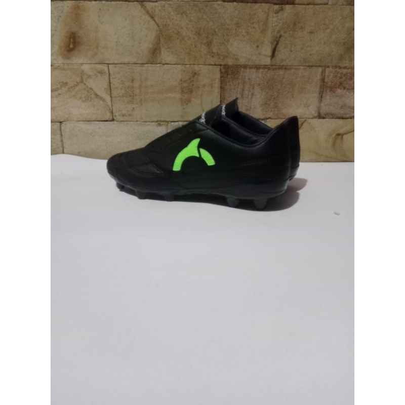 Sepatu bola Ortus Catalyst Raiden hitam terbaru