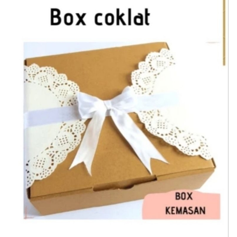 

Box hampers coklat (dihias sesuai gambar) free tasbih dan kartu ucapan