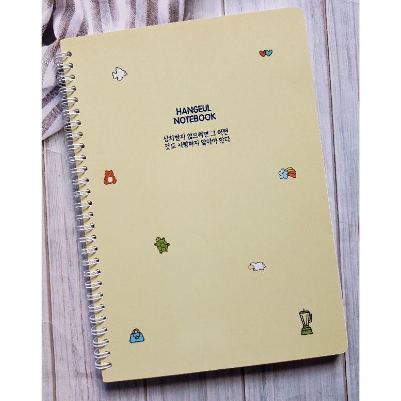 

NOTEBOOK B5 SPIRAL D454B5 KERTAS BERGARIS ISI 80 LEMBAR UK 17.9X25.2CM