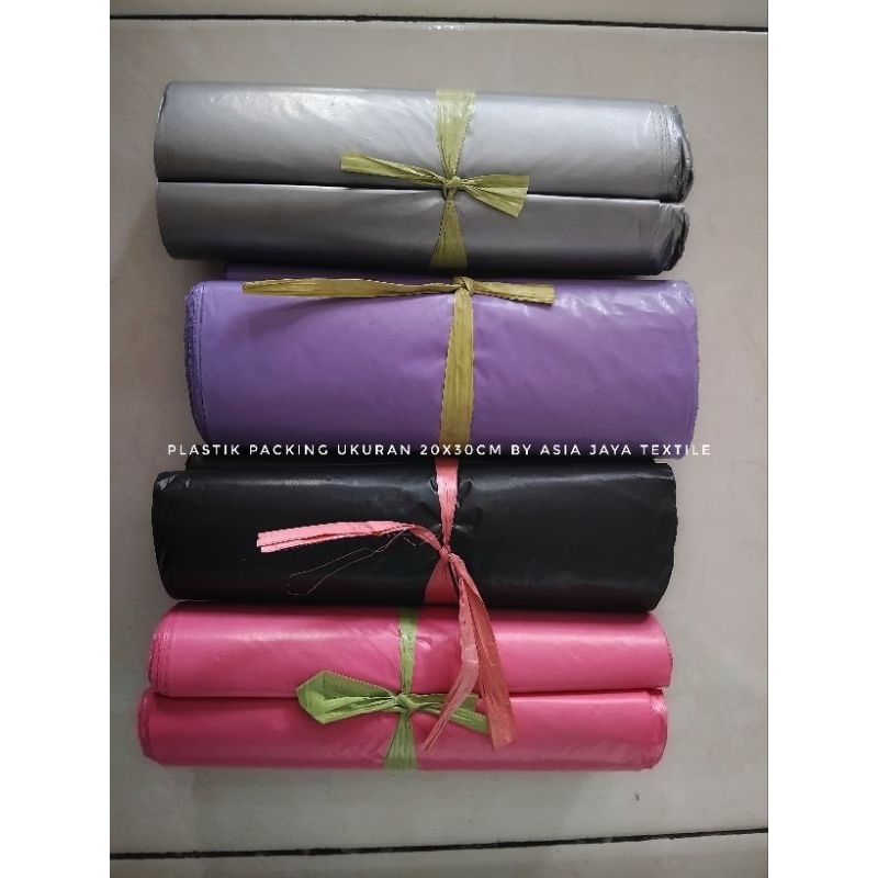 

PLASTIK PACKING UK 20X30 , pake perekat