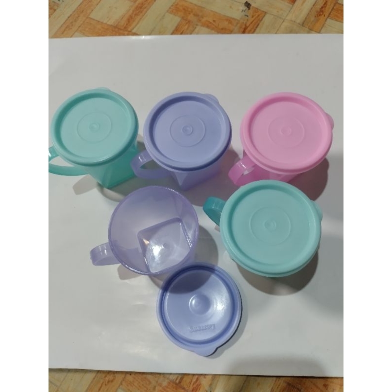 Gelas plastik kecil dengan tutup isi 350 ml memiliki desain unik dan gagang yang lucu