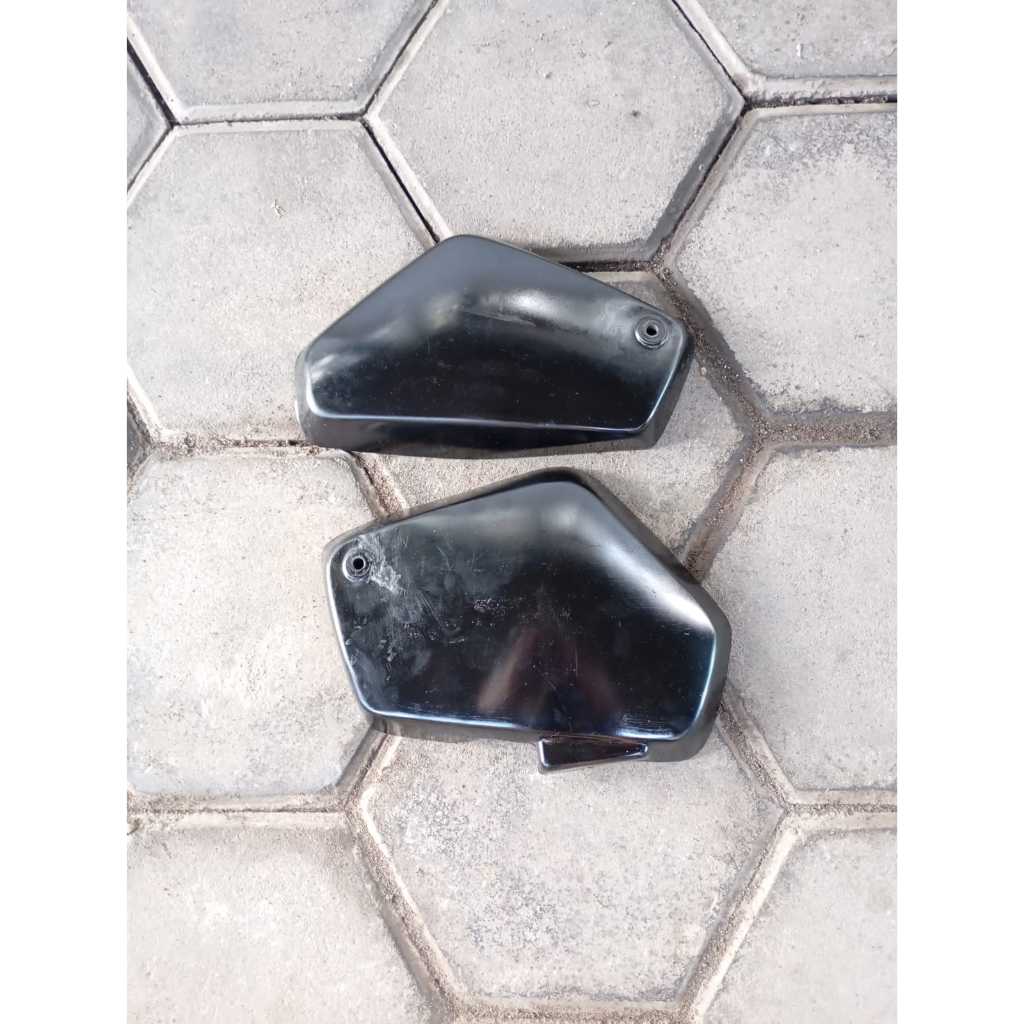 SEPASANG COVER TUTUP AKI MOTOR SUZUKI RC 100 RC BRAVO RC 80 ORIGINAL SECOND COOPOTAN