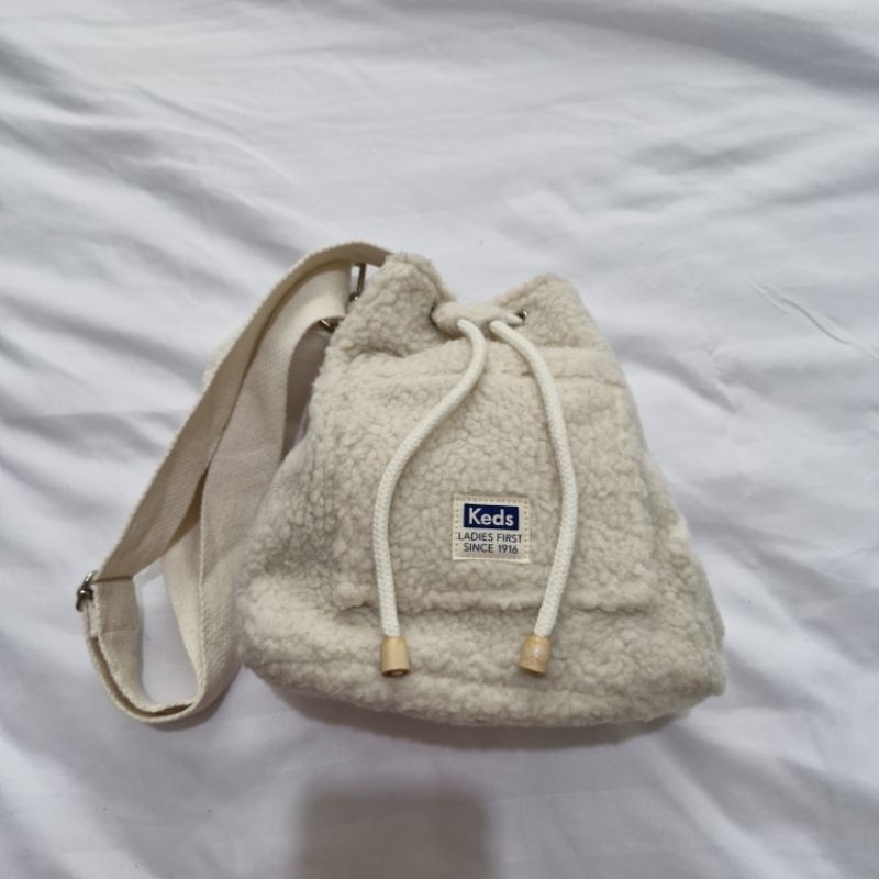 Tas sling serut bucket bulu lucu unik Keds putih rare