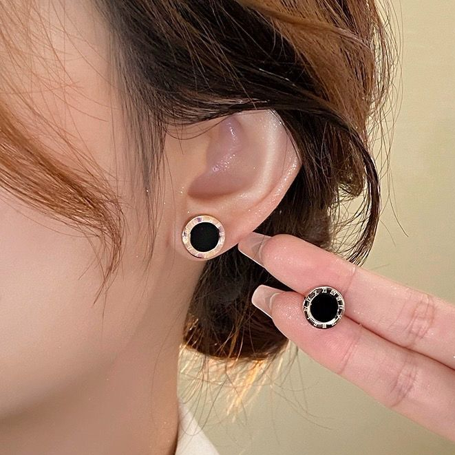 Anting Tusuk Bulat Hitam Motif Angka Romawi Simple Titanium Anti Karat